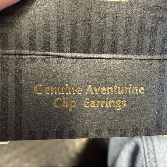 Avon Goldtone and genuine adventurine clip earrings with Knot Design NIB vintage - Picture 4 of 5